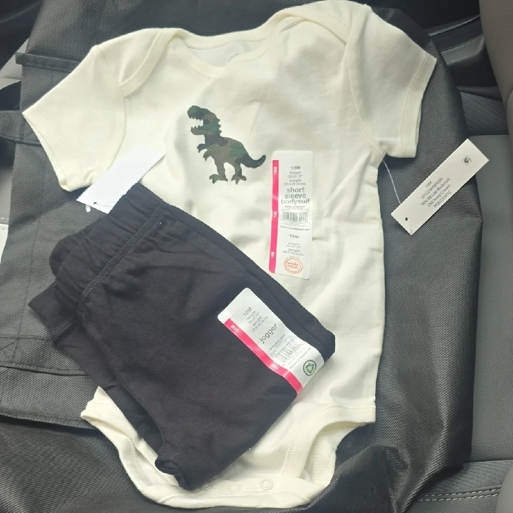 wonder nation Cream Short-Sleeve Dino Bodysuit with Dark Green Graphic